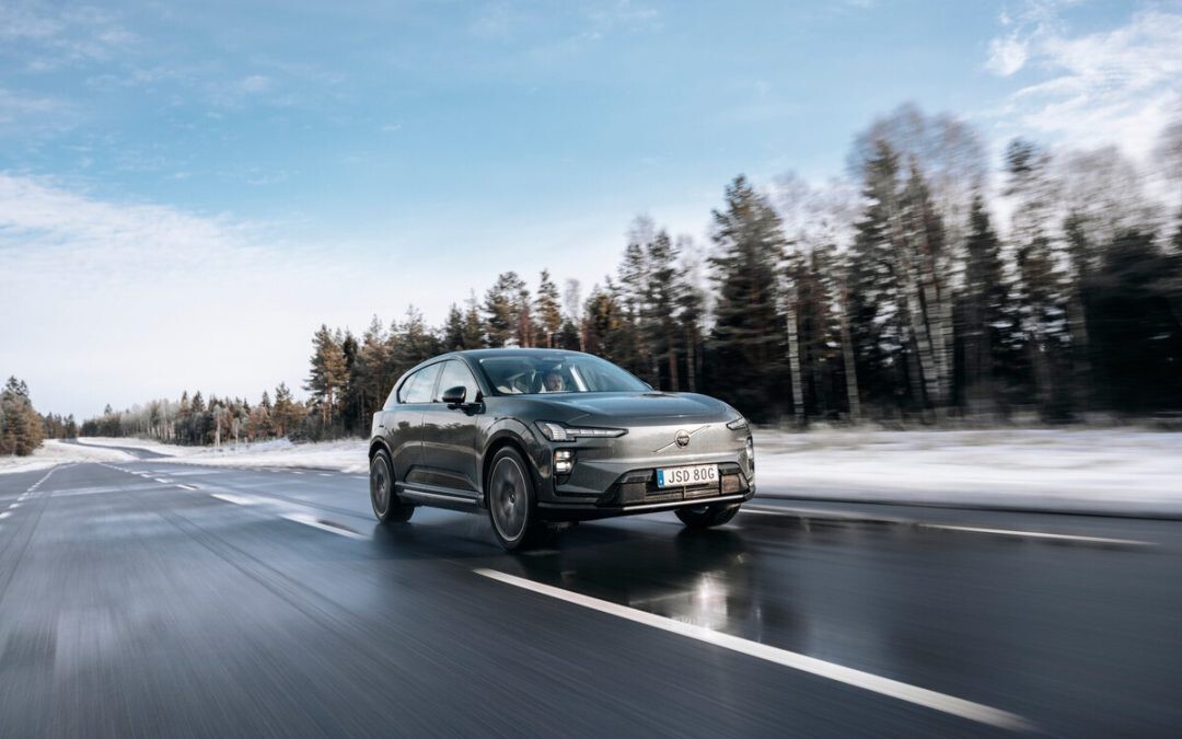 El Volvo EX60 despeja las dudas sobre el coche eléctrico: hasta 810 km de autonomía y una recarga (casi) tan rápida como el repostaje